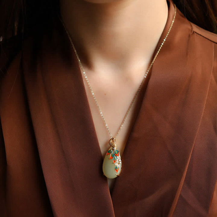 Collier pendentif de protection paon en jade blanc