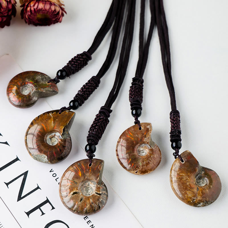 Collier pendentif de guérison et de méditation en Buddha Stones avec motif d'escargot fossile d'ammonite naturelle