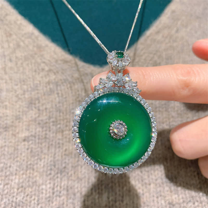 Collier avec pendentif rond en calcédoine verte et Buddha Stones