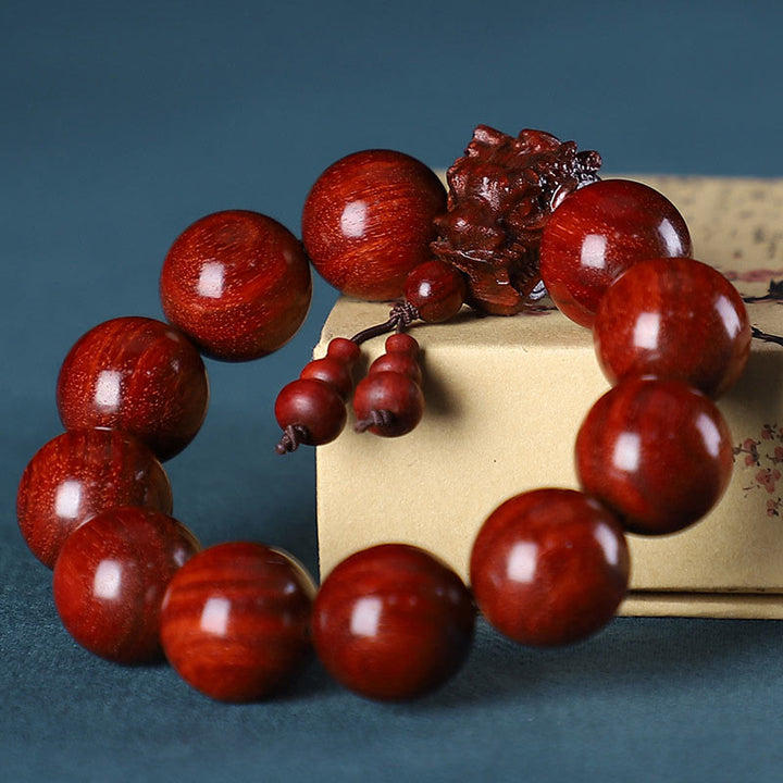 Bracelet de protection sculpté en forme de dragon en bois de santal vert et bois de rose avec petites feuilles de Buddha Stones