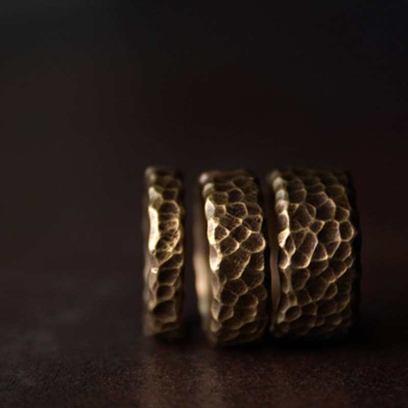 Bague porte-bonheur tibétaine en laiton et cuivre avec motif texturé bosselé