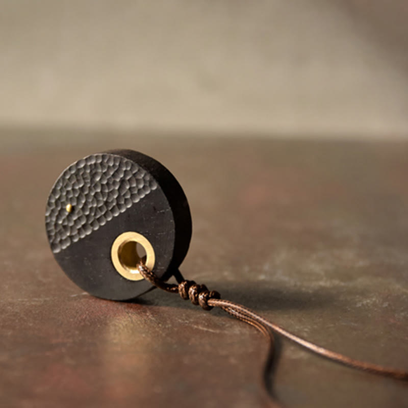 Collier pendentif en cuivre et bois d'ébène rond fabriqué à la main avec des Buddha Stones