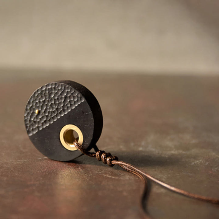 Collier pendentif en cuivre et bois d'ébène rond fabriqué à la main avec des Buddha Stones