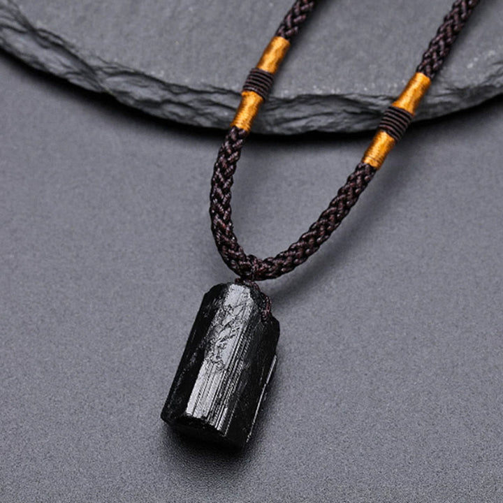 Collier avec pendentif en corde positive en tourmaline noire naturelle de Buddha Stones - Tourmaline noire (forme allongée brute · taille variable) - image 0