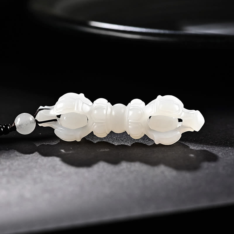 Collier pendentif tibétain en jade cyan Hetian naturel et jade blanc Dorje Vajra gravé
