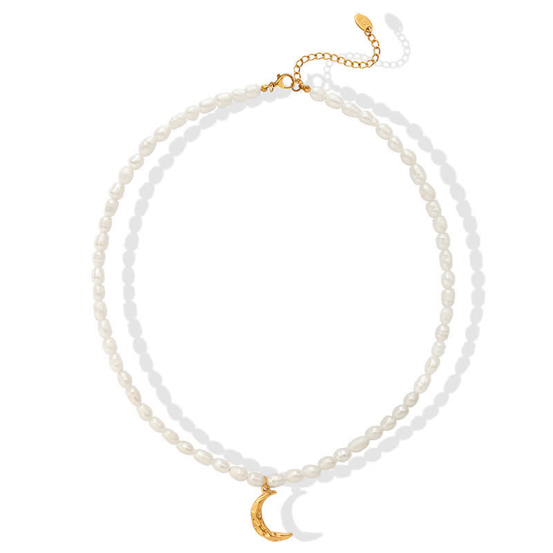 Collier avec pendentif en forme de croissant de lune et de perle