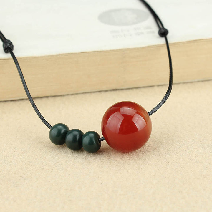 Collier pendentif en cuir avec perles de rocaille Bodhi vertes et Buddha Stones en agate rouge et aventurine verte