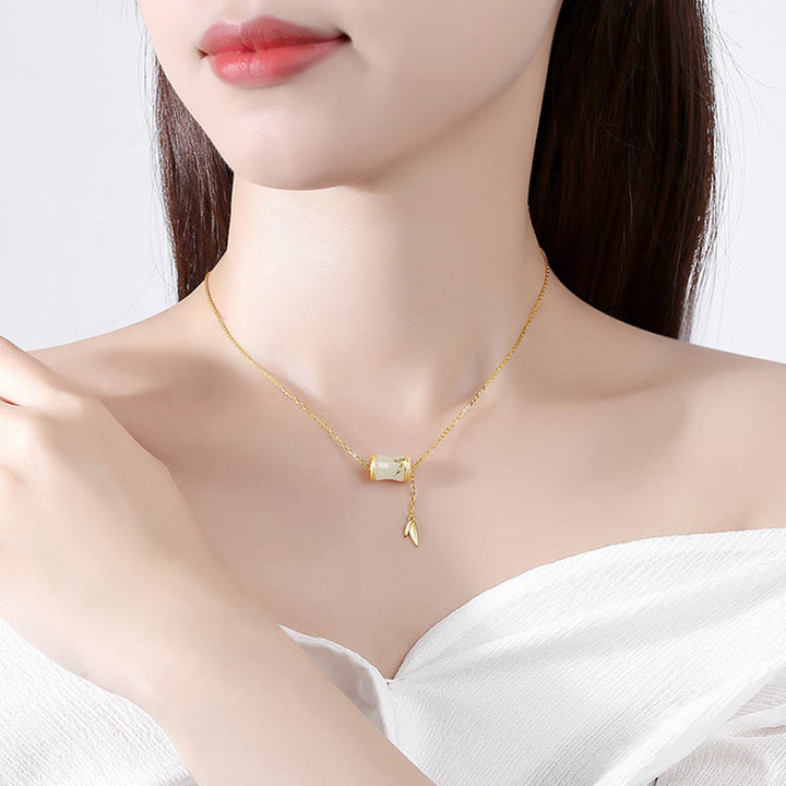 Collier pendentif porte-bonheur en feuille de bambou en jade blanc Hetian en argent sterling 925 et or 22 carats avec Buddha Stones