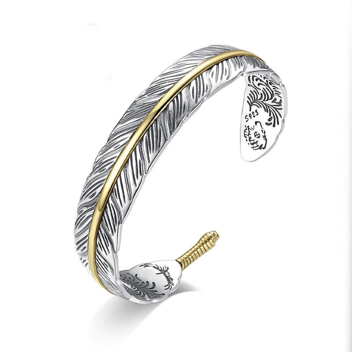 Bracelet manchette sculpté en Buddha Stones avec motif de plumes pour la chance et la richesse