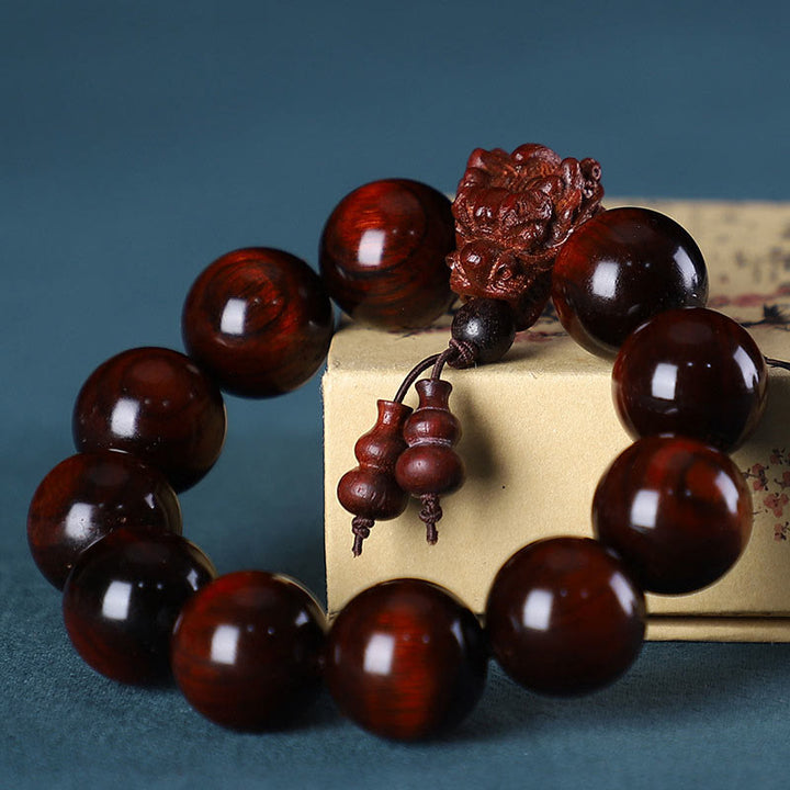 Bracelet de protection sculpté en forme de dragon en bois de santal vert et bois de rose avec petites feuilles de Buddha Stones