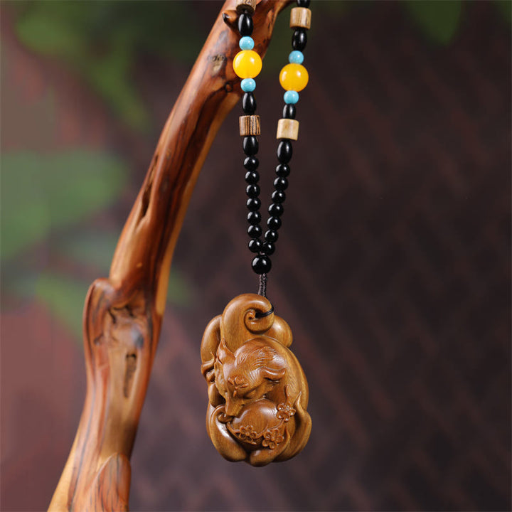 Buddha Stones Mini Renard à Neuf Queues Vert Bois de Santal Décoration de la Paix Décoration à Suspendre pour Voiture - Grande décoration de voiture en bois de santal vert représentant un renard à neuf queues avec une chaînette de perles (6,8 x 4,1 x 2,9 cm). - image 6