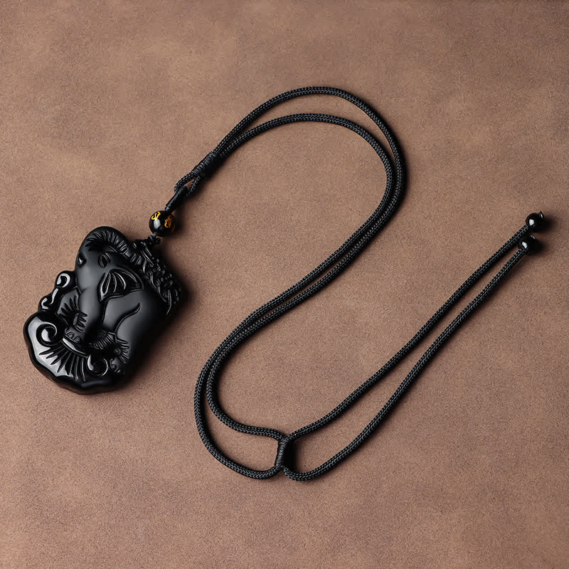 Collier avec pendentif en obsidienne noire et protection d'éléphant