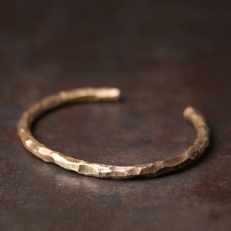 Bracelet manchette tibétain en cuivre texturé avec effet bosselé