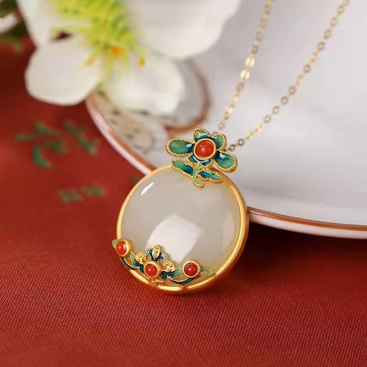 Collier pendentif porte-bonheur en jade blanc et agate rouge