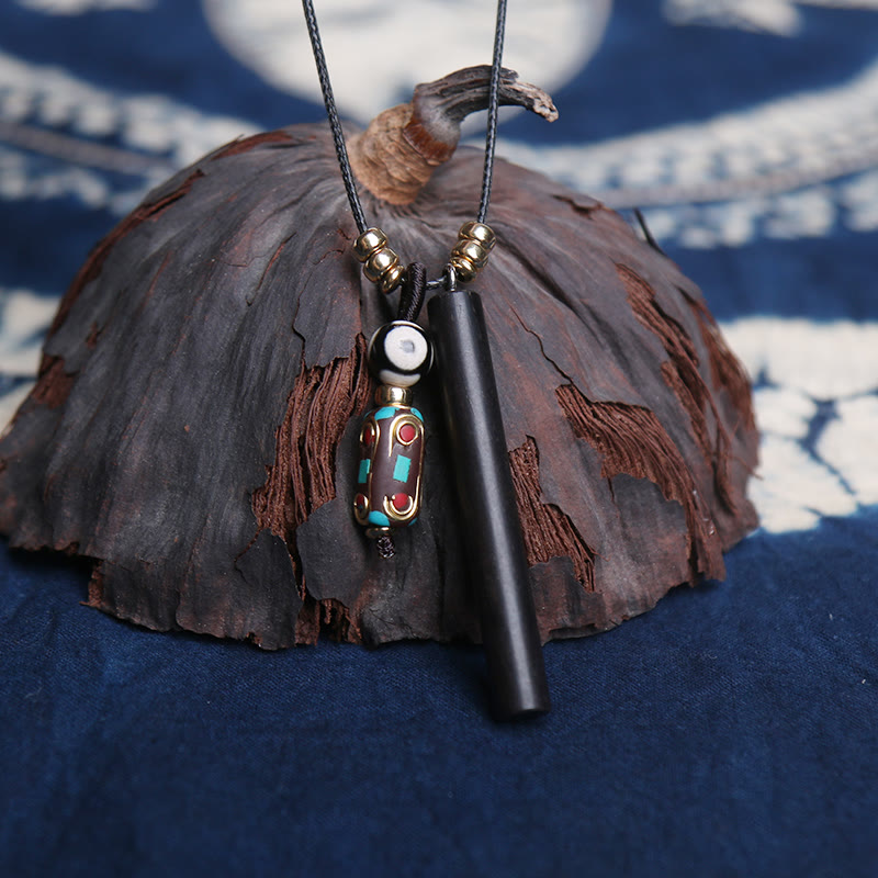 Collier pendentif en perles dzi en bois d'ébène tibétain avec symbole de paix et de calme