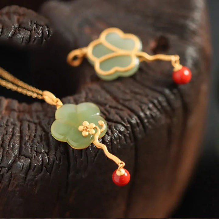 Collier pendentif de prospérité en jade et agate rouge vintage en fleur de prunier