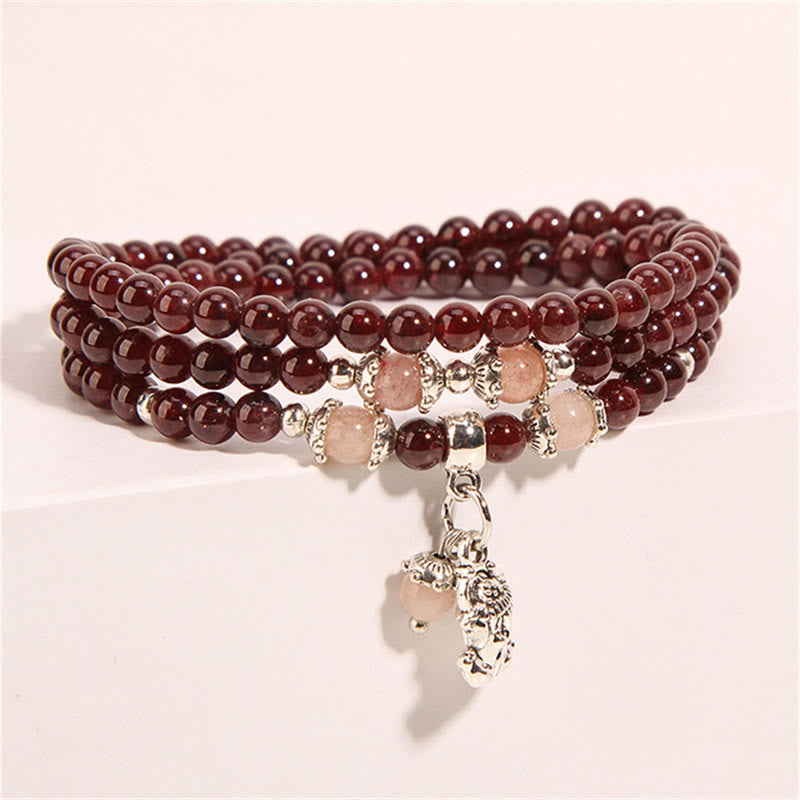 Bracelet triple tour de protection PiXiu en Buddha Stones, grenat naturel, quartz fraise et haricots verts