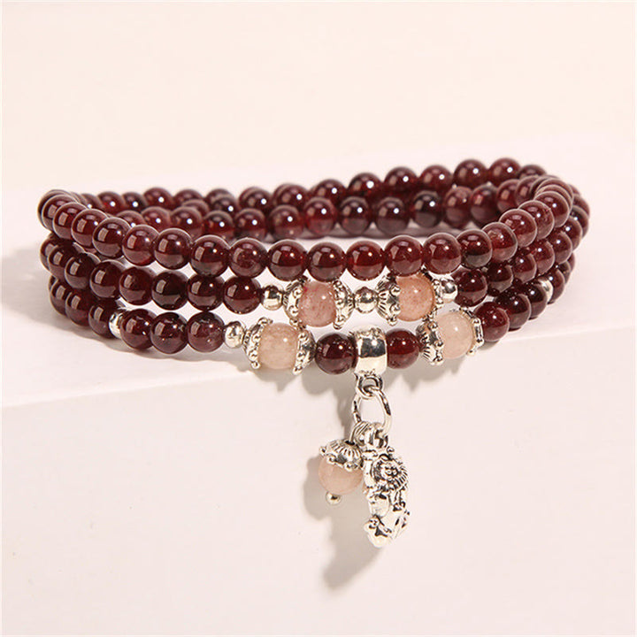 Bracelet triple tour de protection PiXiu en Buddha Stones, grenat naturel, quartz fraise et haricots verts
