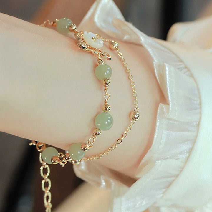 Bracelet porte-bonheur double couche en jade plaqué or 14 carats avec papillon et fleur de pierre Tridacna de Buddha Stones