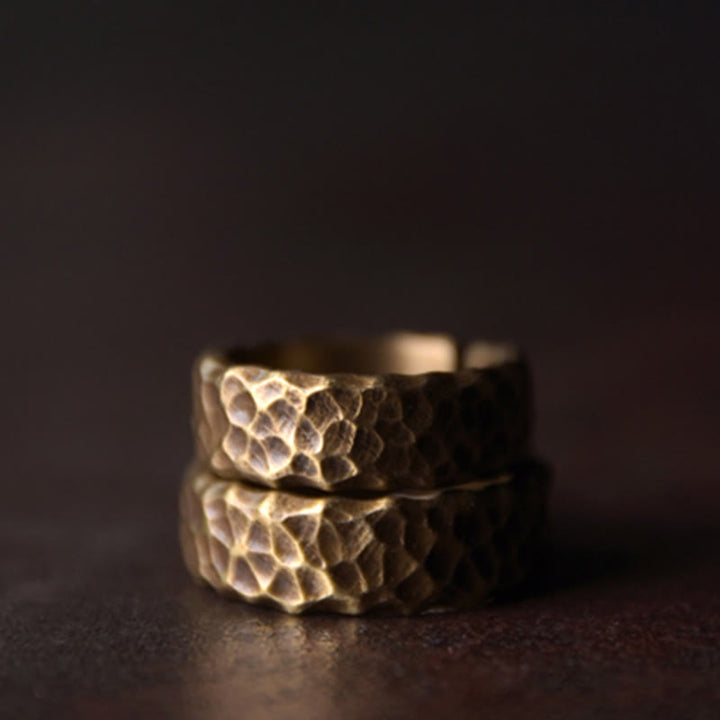 Bague porte-bonheur tibétaine en laiton et cuivre avec motif texturé bosselé