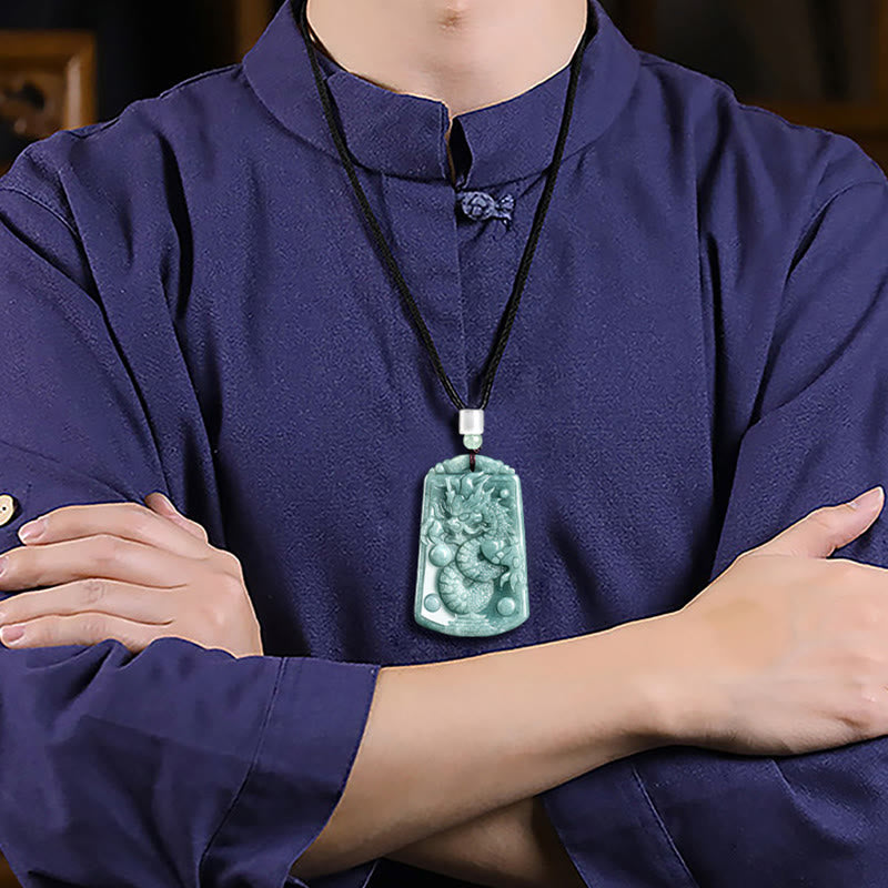 Collier pendentif en jade avec Buddha Stones Année du dragon Zodiaque chinois Dragon voyage à travers le monde