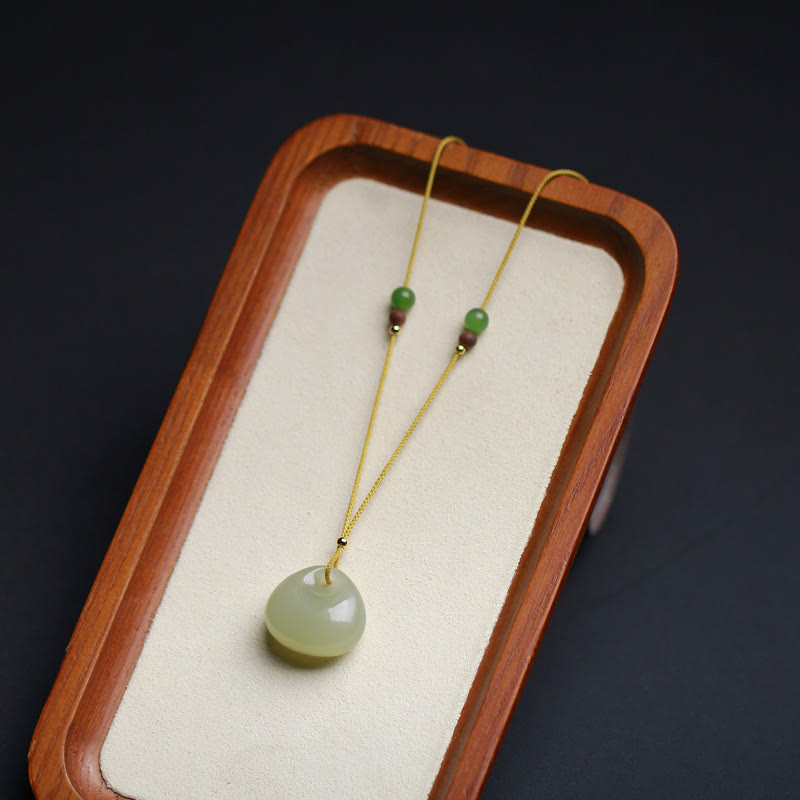 Collier pendentif en jade naturel Hetian à motif de petit sac pour la prospérité
