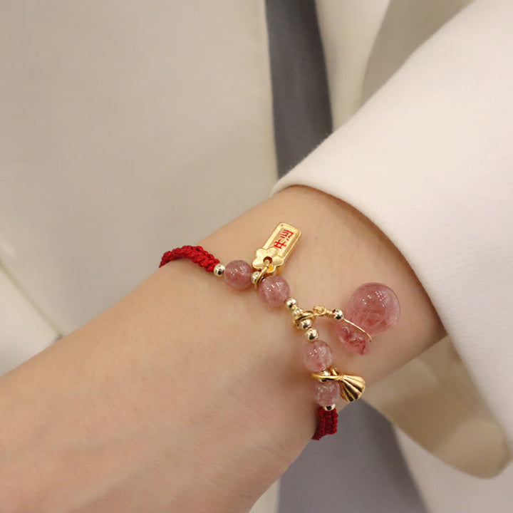 Bracelet tressé en fil rouge avec breloque de guérison en quartz fraise naturel et Buddha Stones