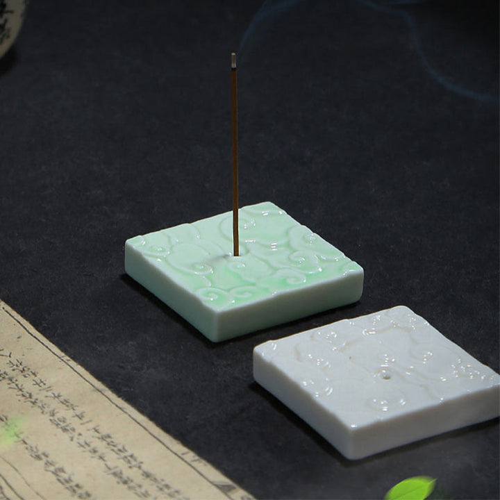 Brûleur d'encens en céramique avec mini Buddha Stones et nuages de bon augure