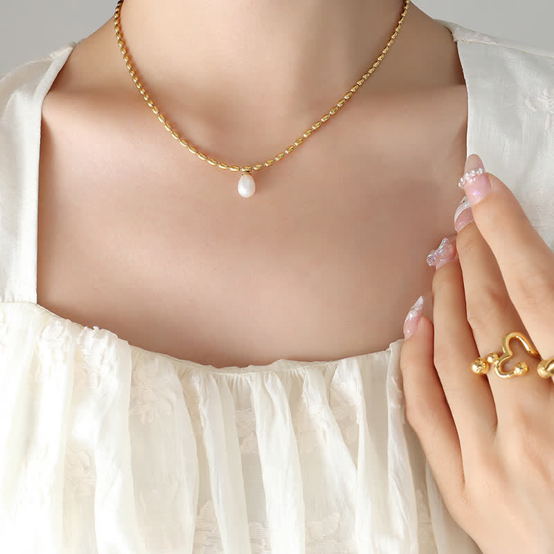 Collier avec pendentif en perles de paix
