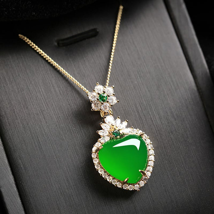 Collier pendentif en forme de cœur avec Buddha Stones en calcédoine verte