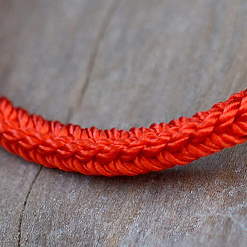 Bracelet tressé fait main avec un design simple et des nœuds chinois pour la force et la chance