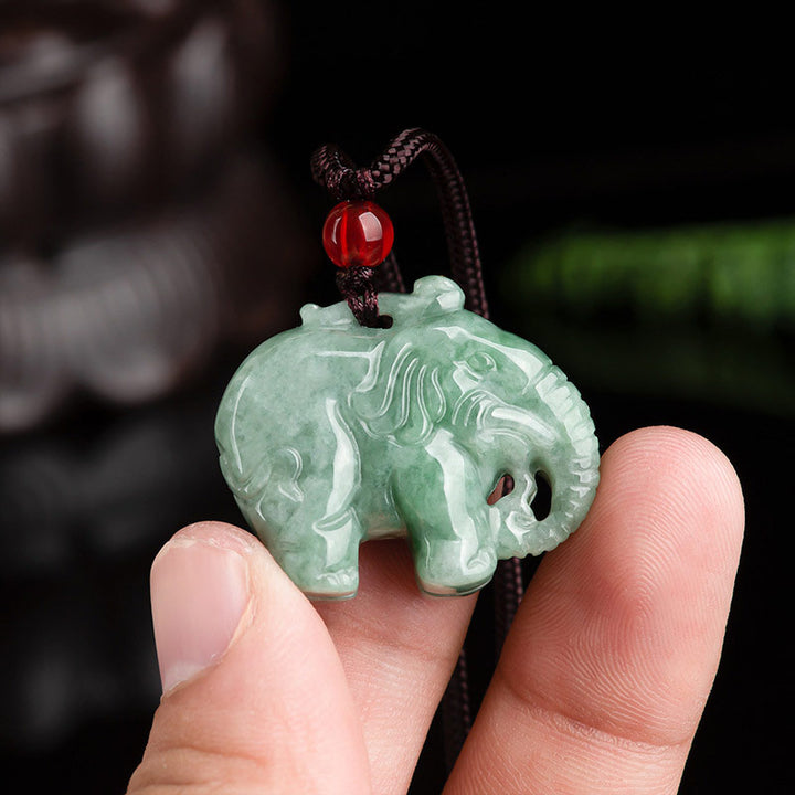 Collier avec pendentif porte-bonheur en jade éléphant