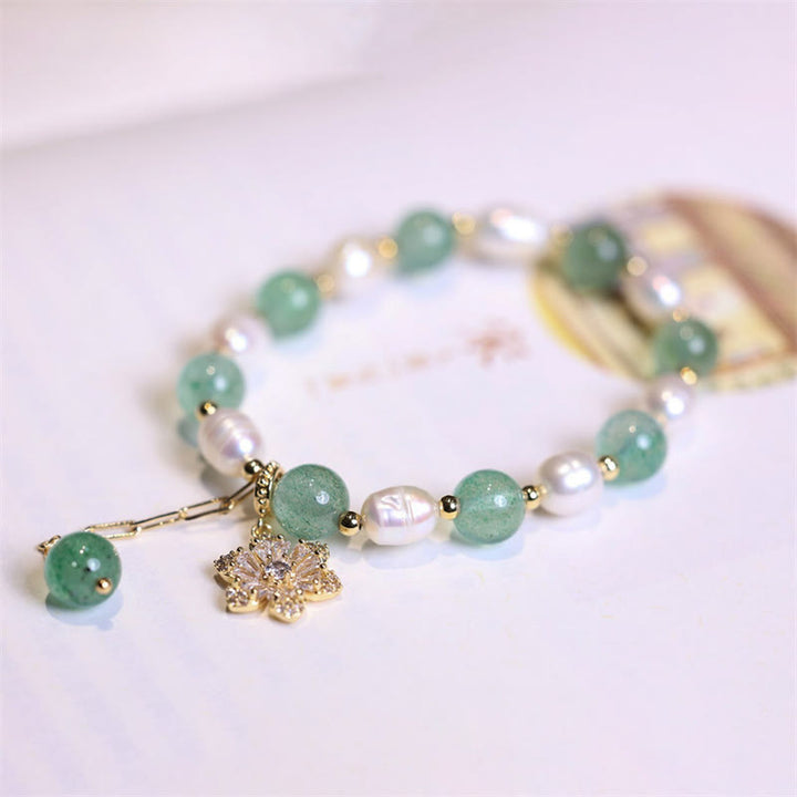 Bracelet d'amour avec breloque en forme de fleur de perle de quartz vert fraise naturel Buddha Stones