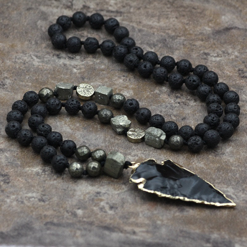 Collier avec pendentif en forme de flèche en pierre de lave naturelle et Buddha Stones