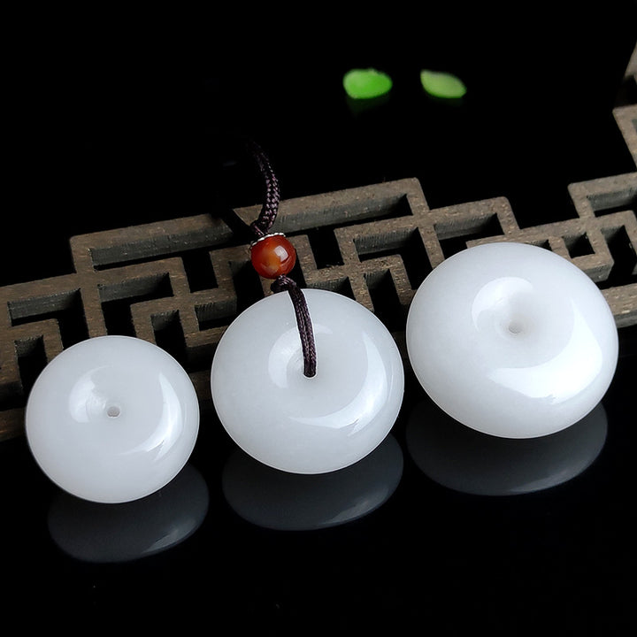 Collier pendentif en jade blanc Hetian rond avec Buddha Stones et boucle de paix