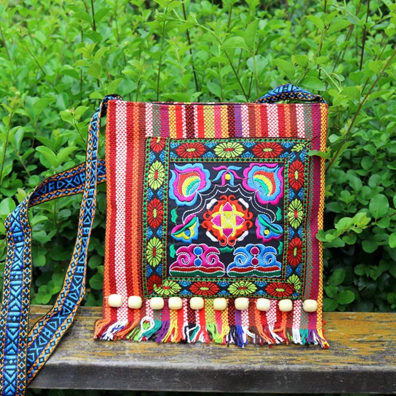 Sac à bandoulière en toile de camélia brodé à la main tibétain