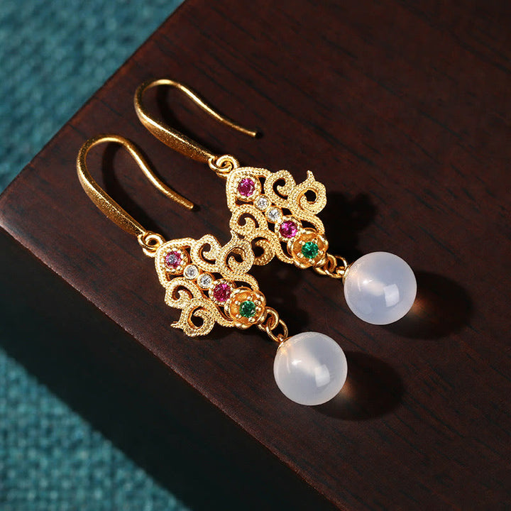 Boucles d'oreilles pendantes en calcédoine ronde plaquées or 24 carats de Buddha Stones