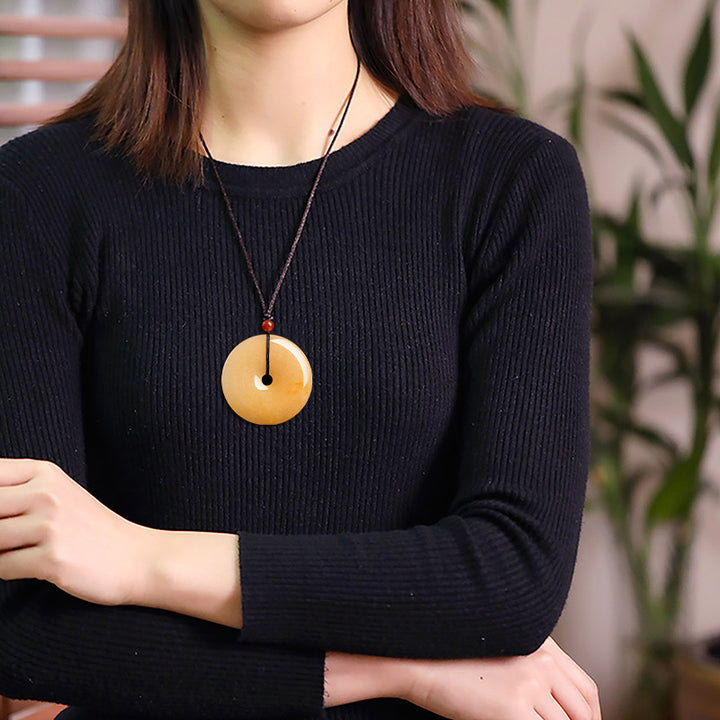 Collier pendentif Buddha Stones rond en soie dorée Jade Peace Buckle Wealth