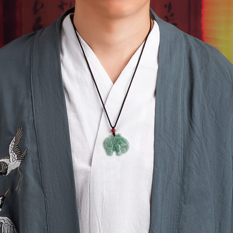 Collier avec pendentif porte-bonheur en jade éléphant