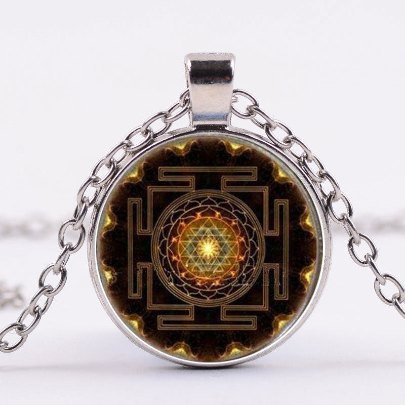 Collier de pierres précieuses du temps sacré Sri Yantra