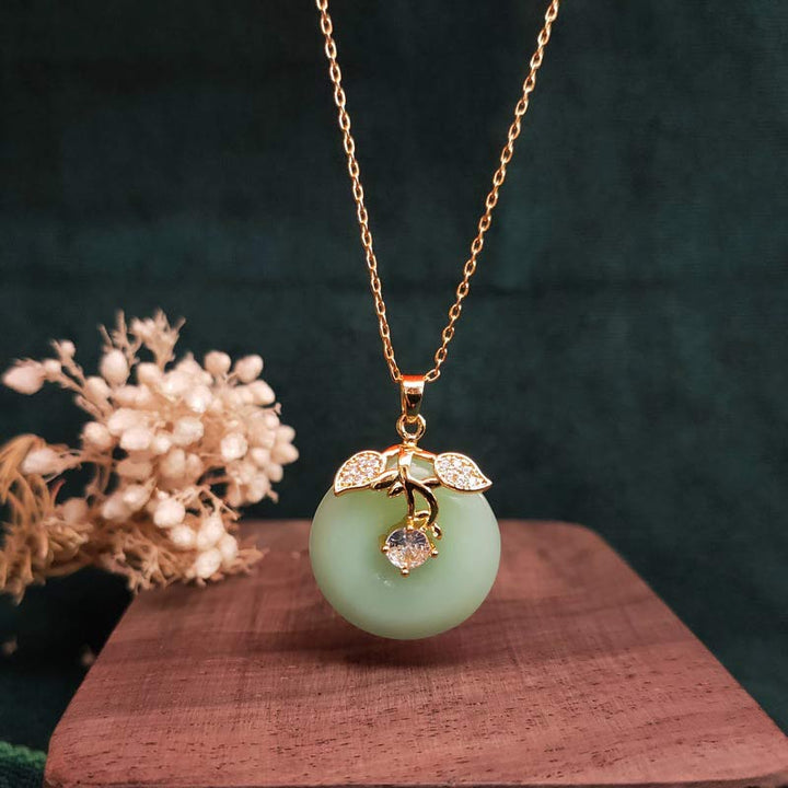 Collier pendentif en chaîne Buddha Stones en forme de feuille de jade ronde et porte-bonheur