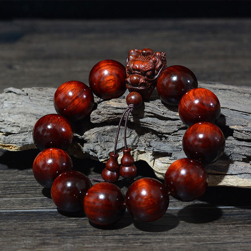 Bracelet de protection sculpté en forme de dragon en bois de santal vert et bois de rose avec petites feuilles de Buddha Stones