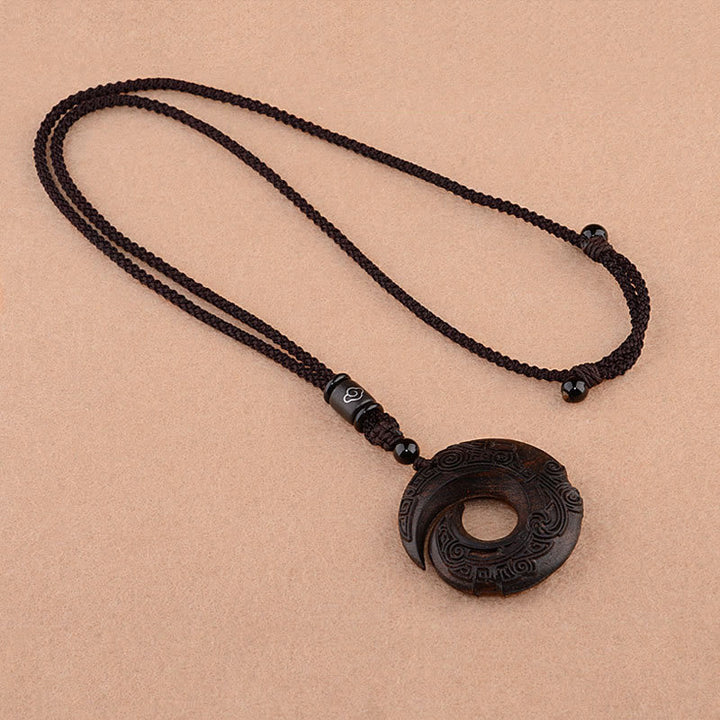 Buddha Stones Petite Feuille Bois de Santal Rouge Bois d'Ébène La Chance Améliore Le Motif de Conception Collier Pendentif de Protection