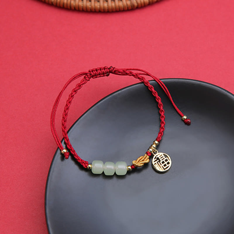 Bracelet porte-bonheur en corde rouge avec perles de jade fabriquées à la main par Buddha Stones