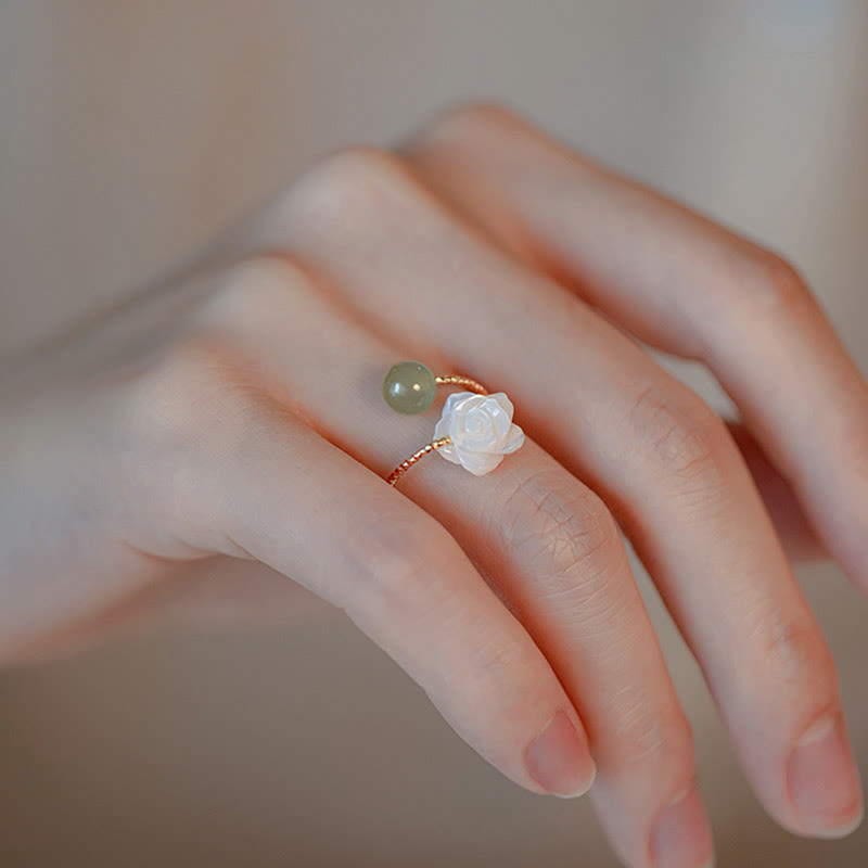 Bague de bénédiction en Buddha Stones de Tridacna plaquée or 14 carats avec fleur de rose et perle de jade