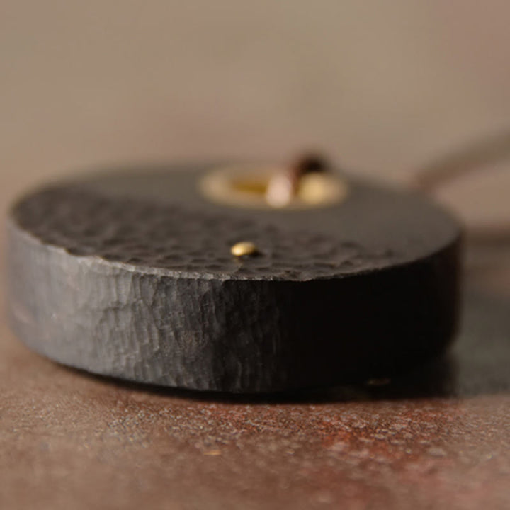 Collier pendentif en cuivre et bois d'ébène rond fabriqué à la main avec des Buddha Stones
