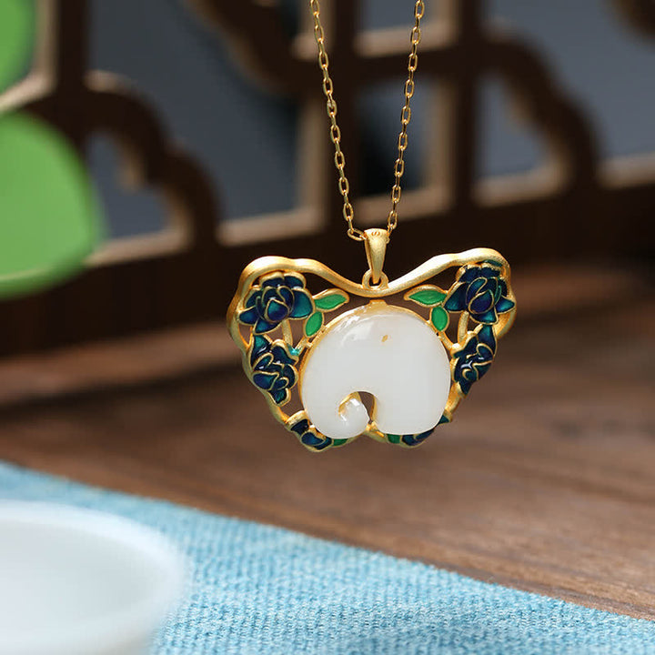 Collier pendentif en jade blanc avec éléphant, papillon, lotus, succès