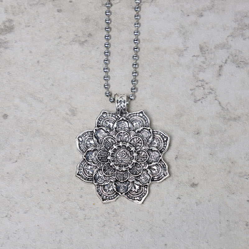 Collier pendentif tibétain avec bénédiction du lotus et Buddha Stones