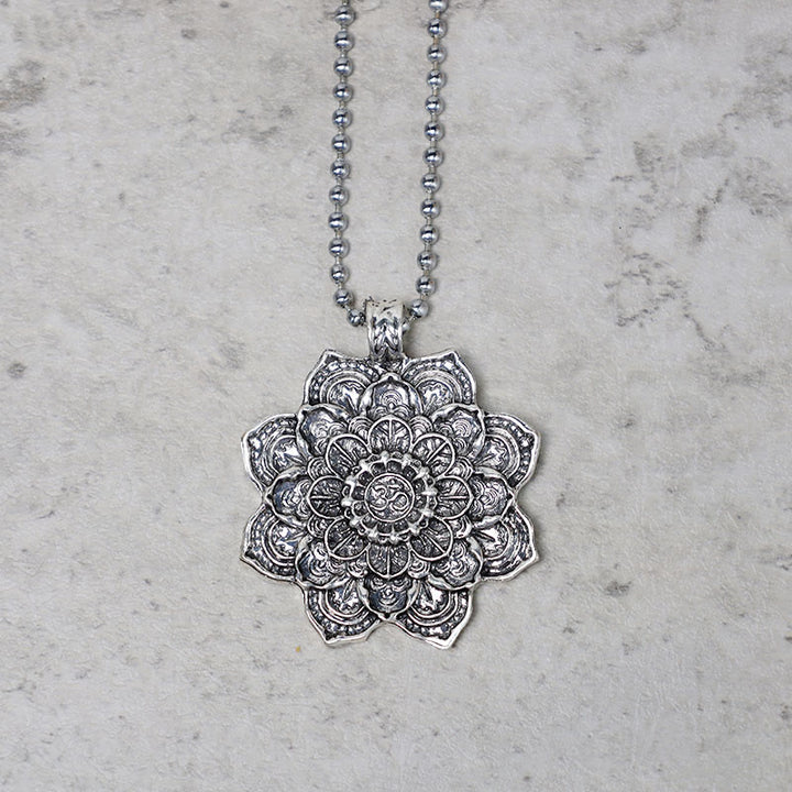 Collier pendentif tibétain avec bénédiction du lotus et Buddha Stones