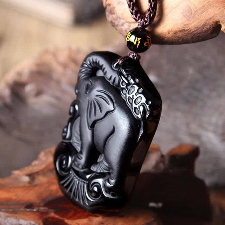 Collier avec pendentif en obsidienne noire et protection d'éléphant